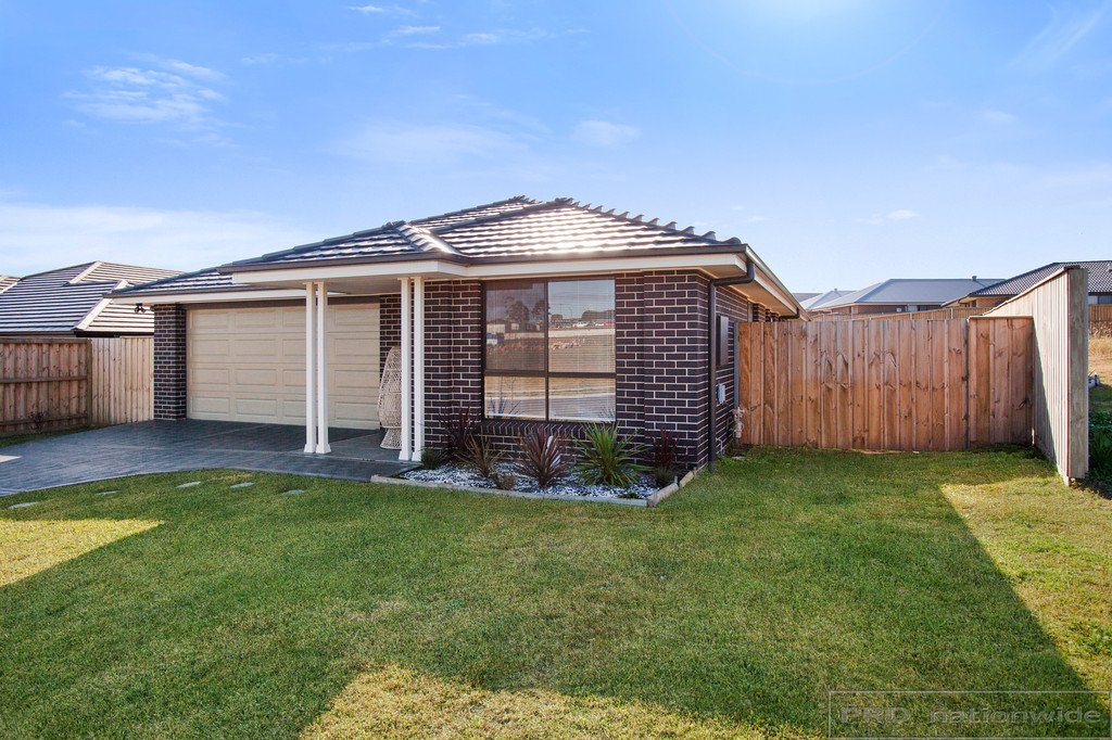 22 Golden Whistler Avenue ABERGLASSLYN 2