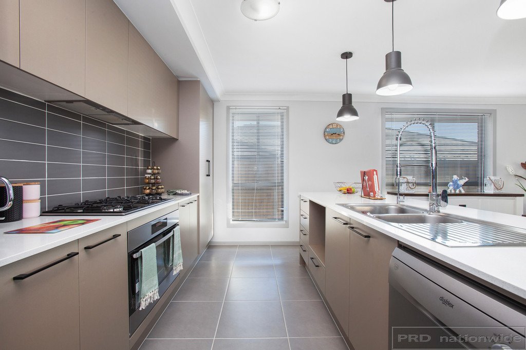 22 Golden Whistler Avenue ABERGLASSLYN 5