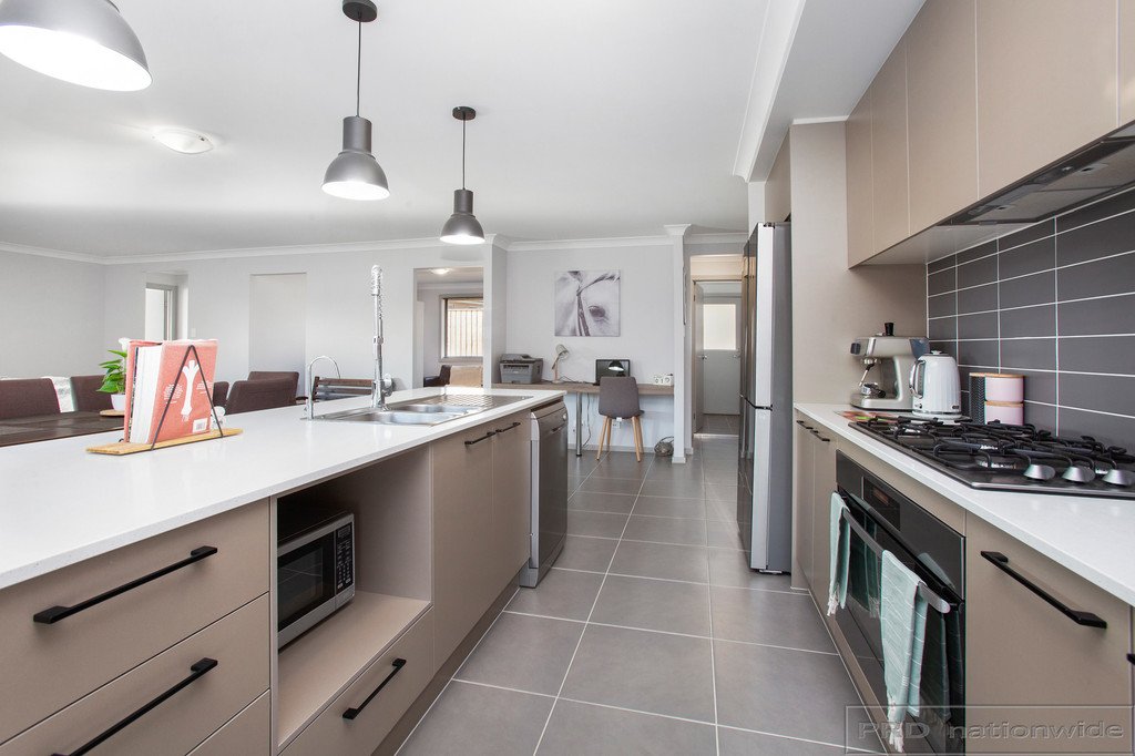 22 Golden Whistler Avenue ABERGLASSLYN 6