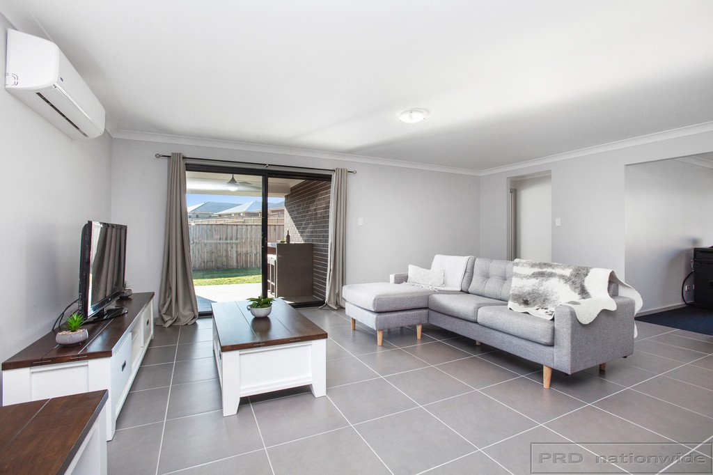22 Golden Whistler Avenue ABERGLASSLYN 13