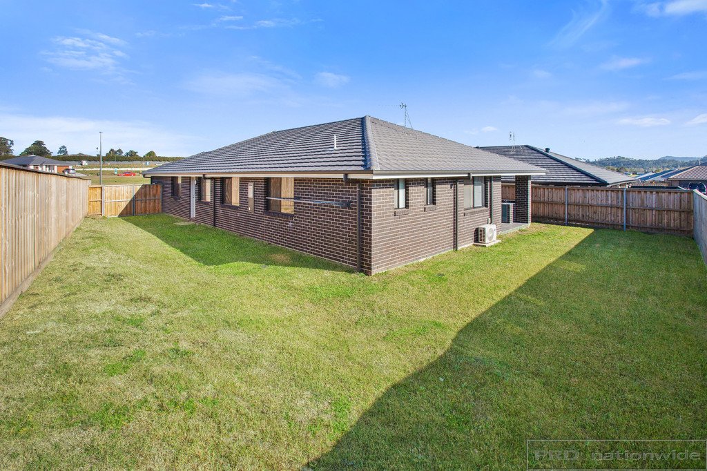 22 Golden Whistler Avenue ABERGLASSLYN 16