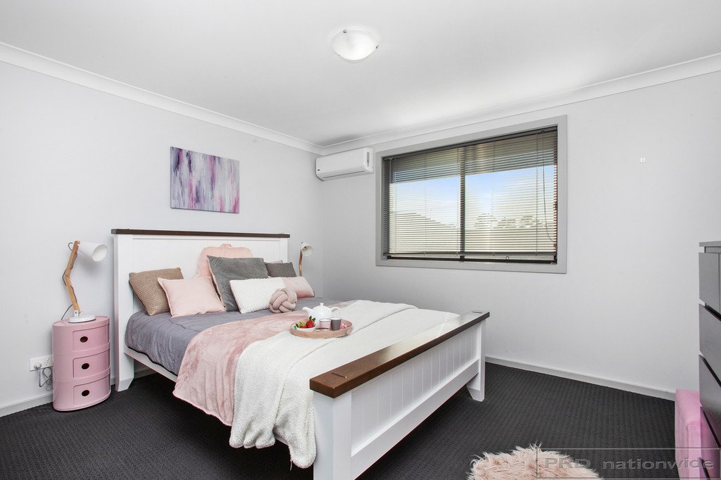 22 Golden Whistler Avenue ABERGLASSLYN 18