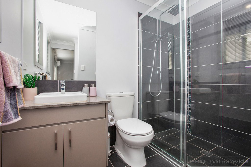 22 Golden Whistler Avenue ABERGLASSLYN 19