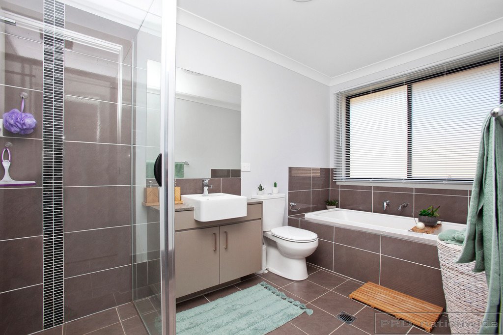 22 Golden Whistler Avenue ABERGLASSLYN 21