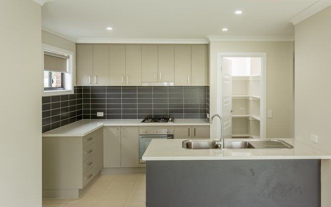 2/2 Honeysuckle Street THURGOONA 4