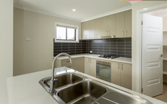 2/2 Honeysuckle Street THURGOONA 5