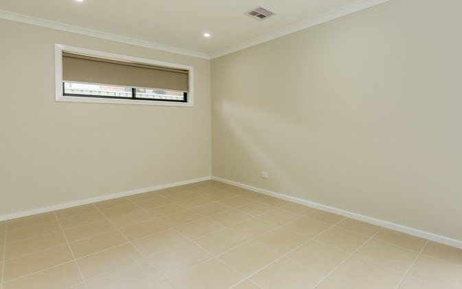 2/2 Honeysuckle Street THURGOONA 8