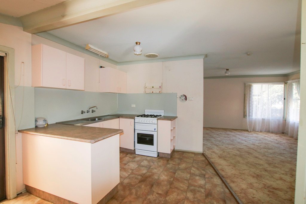 22 Lockhart Street ADELONG 2