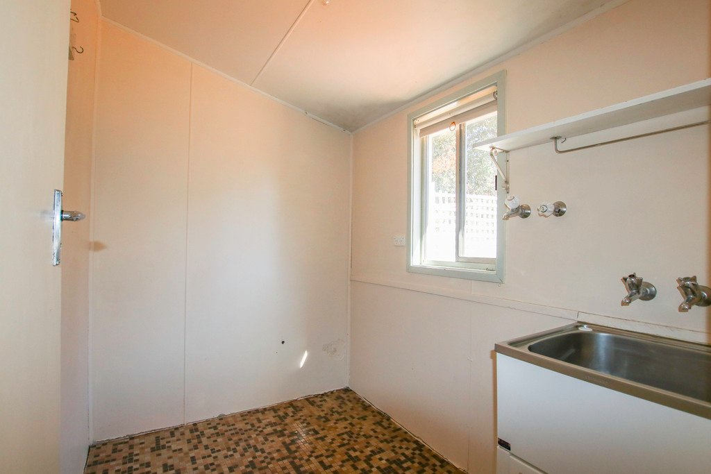 22 Lockhart Street ADELONG 8