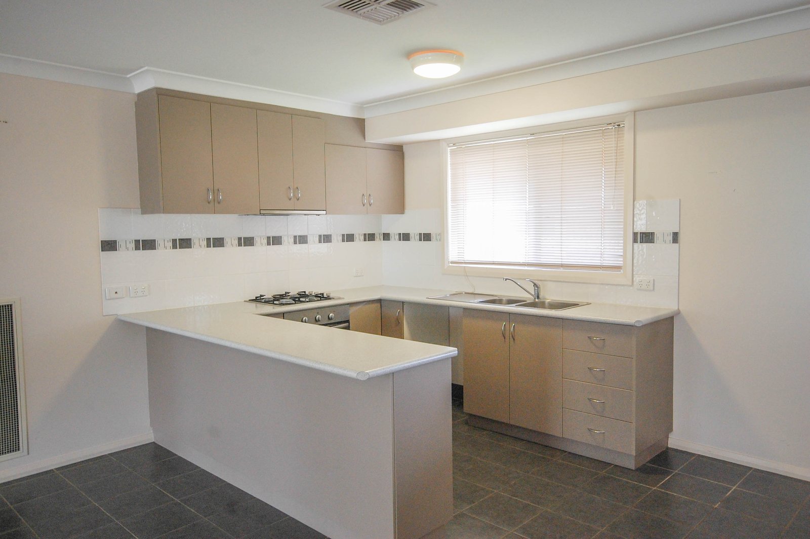 2/2 Macquarie Street MOUNT AUSTIN 3