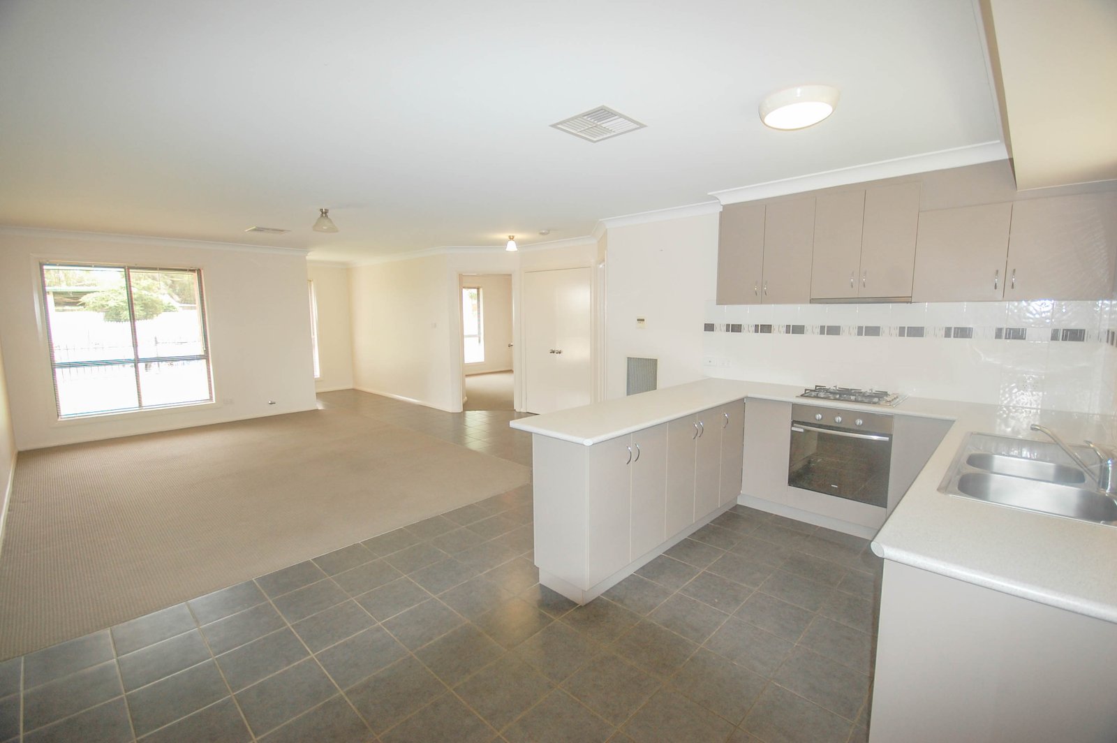 2/2 Macquarie Street MOUNT AUSTIN 4