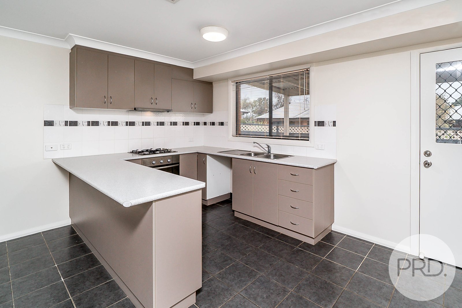 2/2 Macquarie Street MOUNT AUSTIN 4