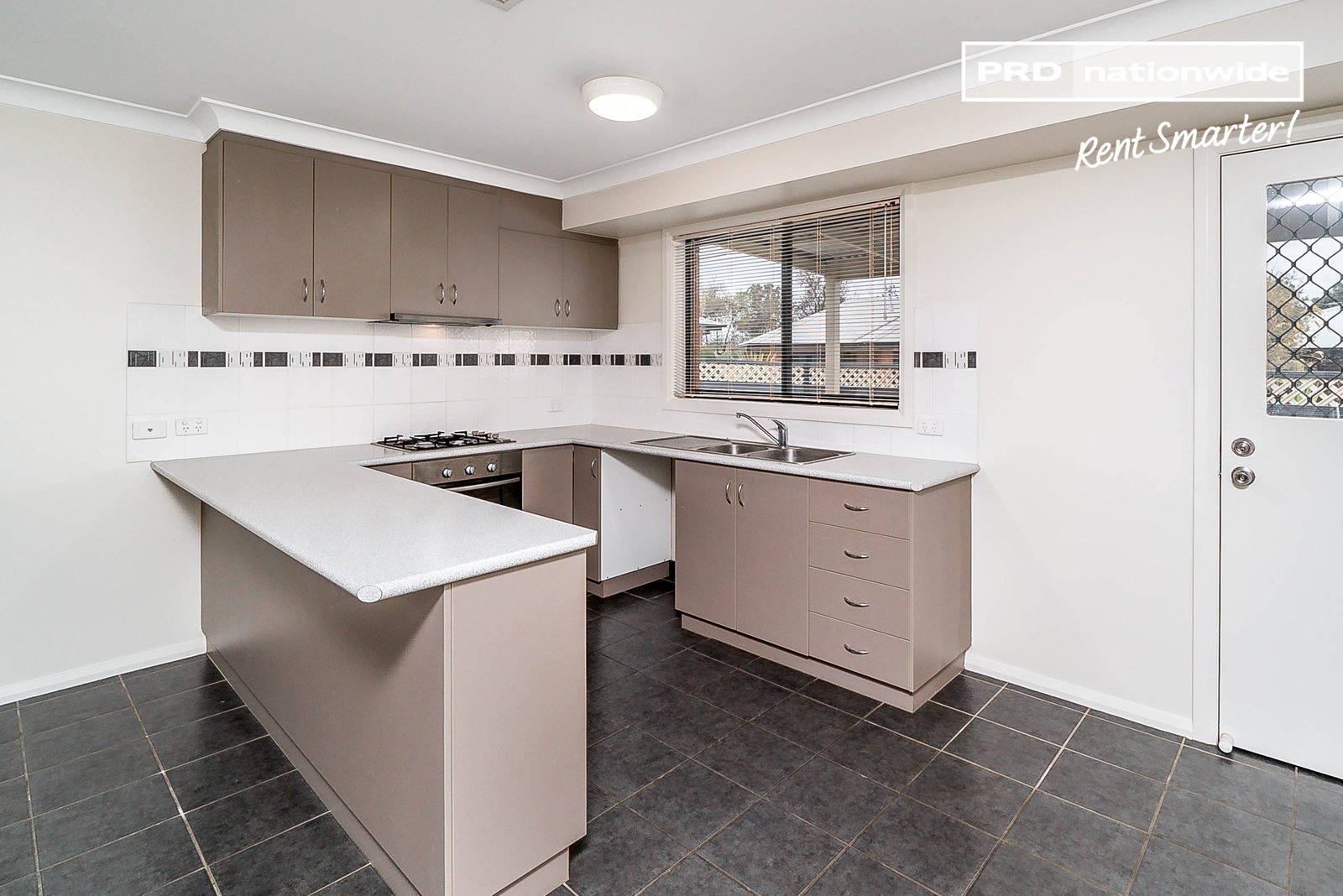 2/2 Macquarie Street MOUNT AUSTIN 4