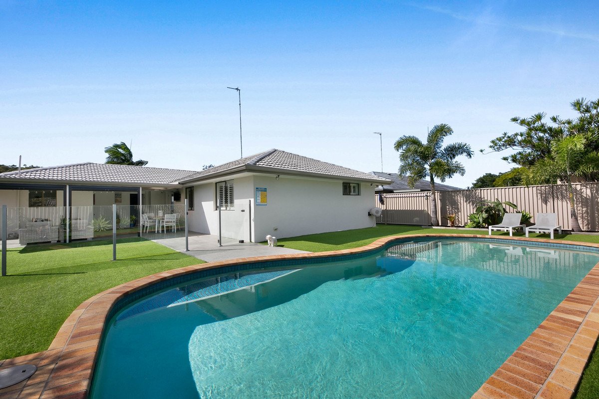 22 Manakin Avenue BURLEIGH WATERS 8