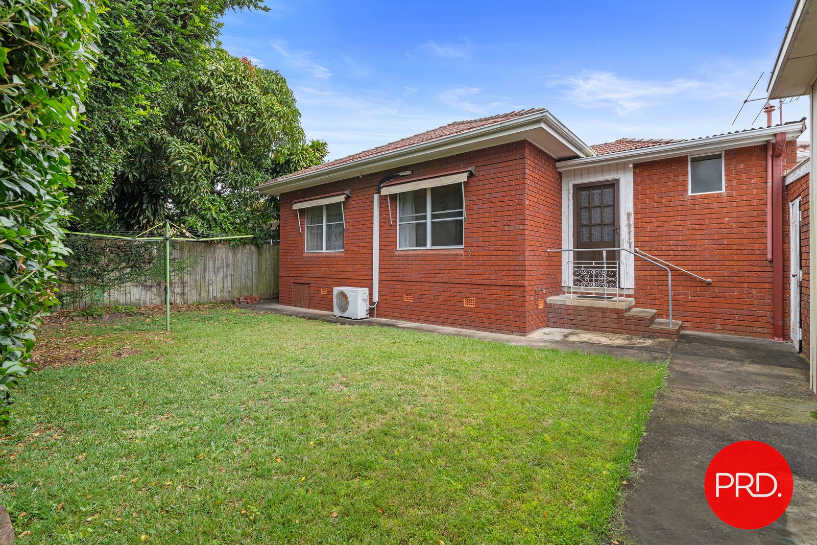 22 Moorefield Avenue KOGARAH 11