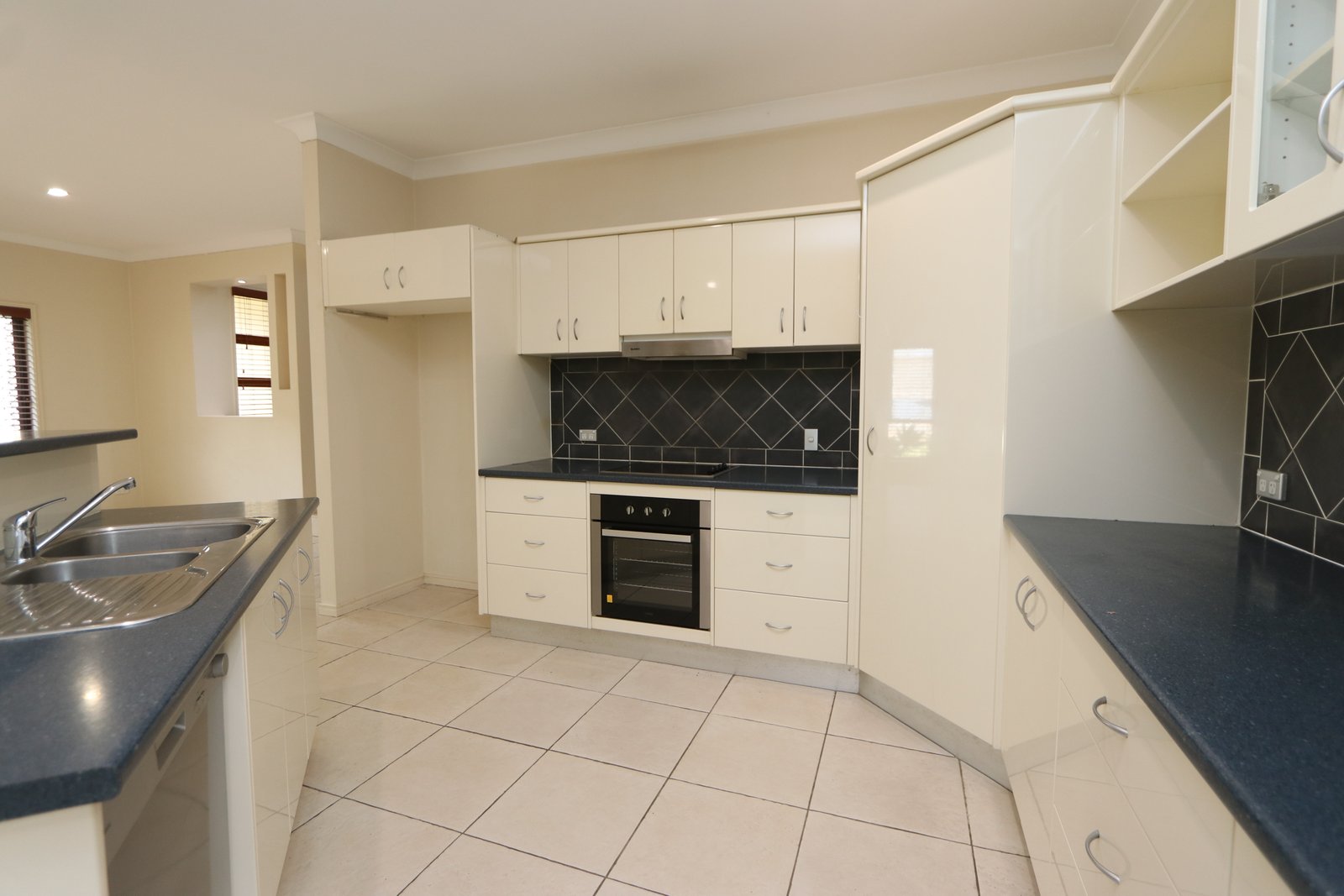 22 Mulgrave Crescent VARSITY LAKES 8