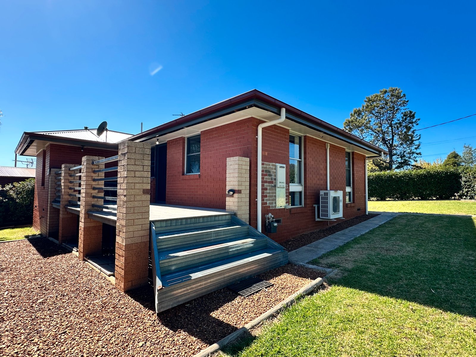 22 Pine Street TUMUT 8