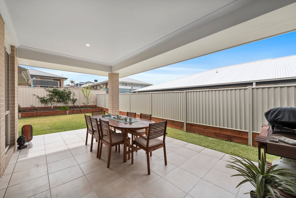 22 Saltwater Crescent CORINDI BEACH 5