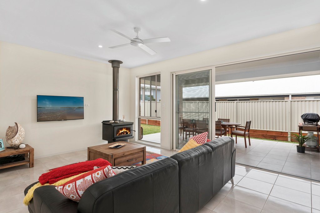 22 Saltwater Crescent CORINDI BEACH 11