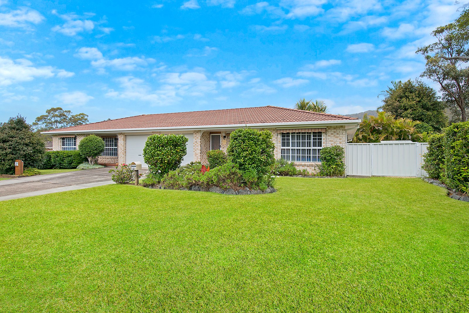 2/2 Sirius Drive LAKEWOOD 1