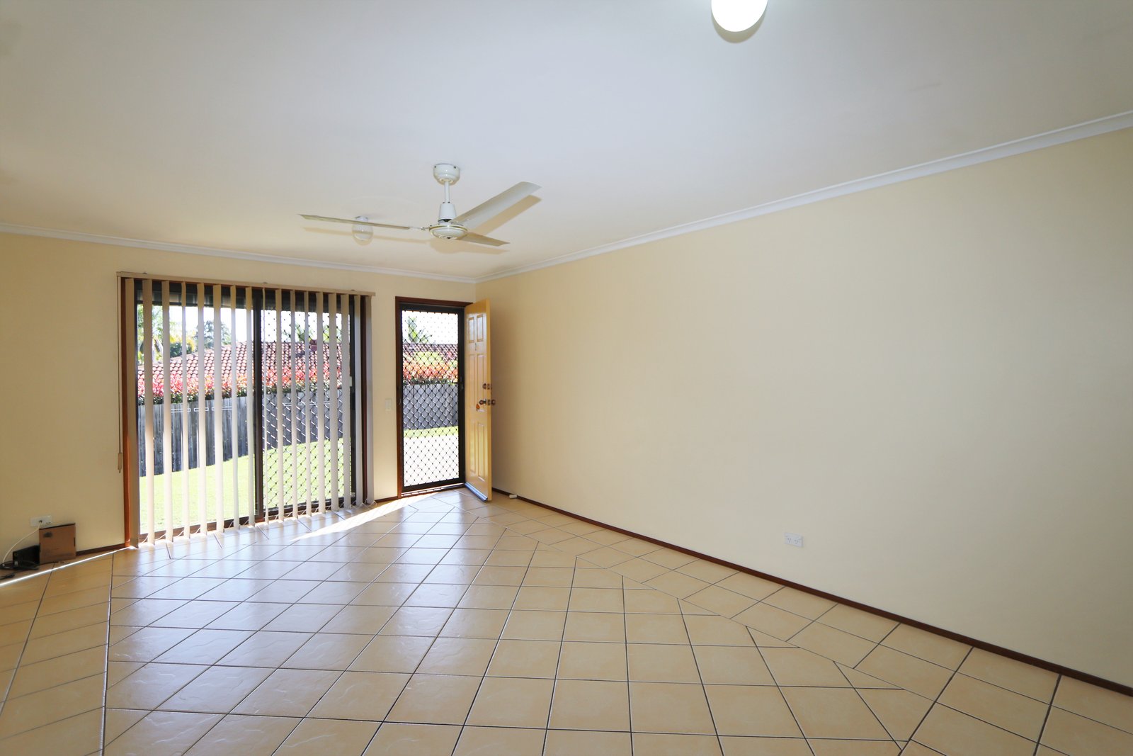 2/2 Tannock Street ASHMORE 3