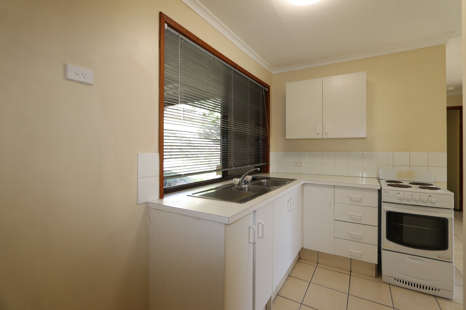 2/2 Tannock Street ASHMORE 6