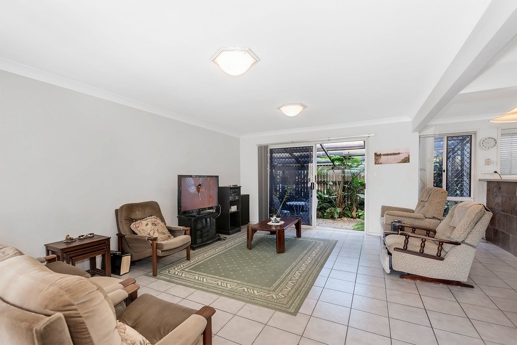 2/2 Teal Court BURLEIGH WATERS 3