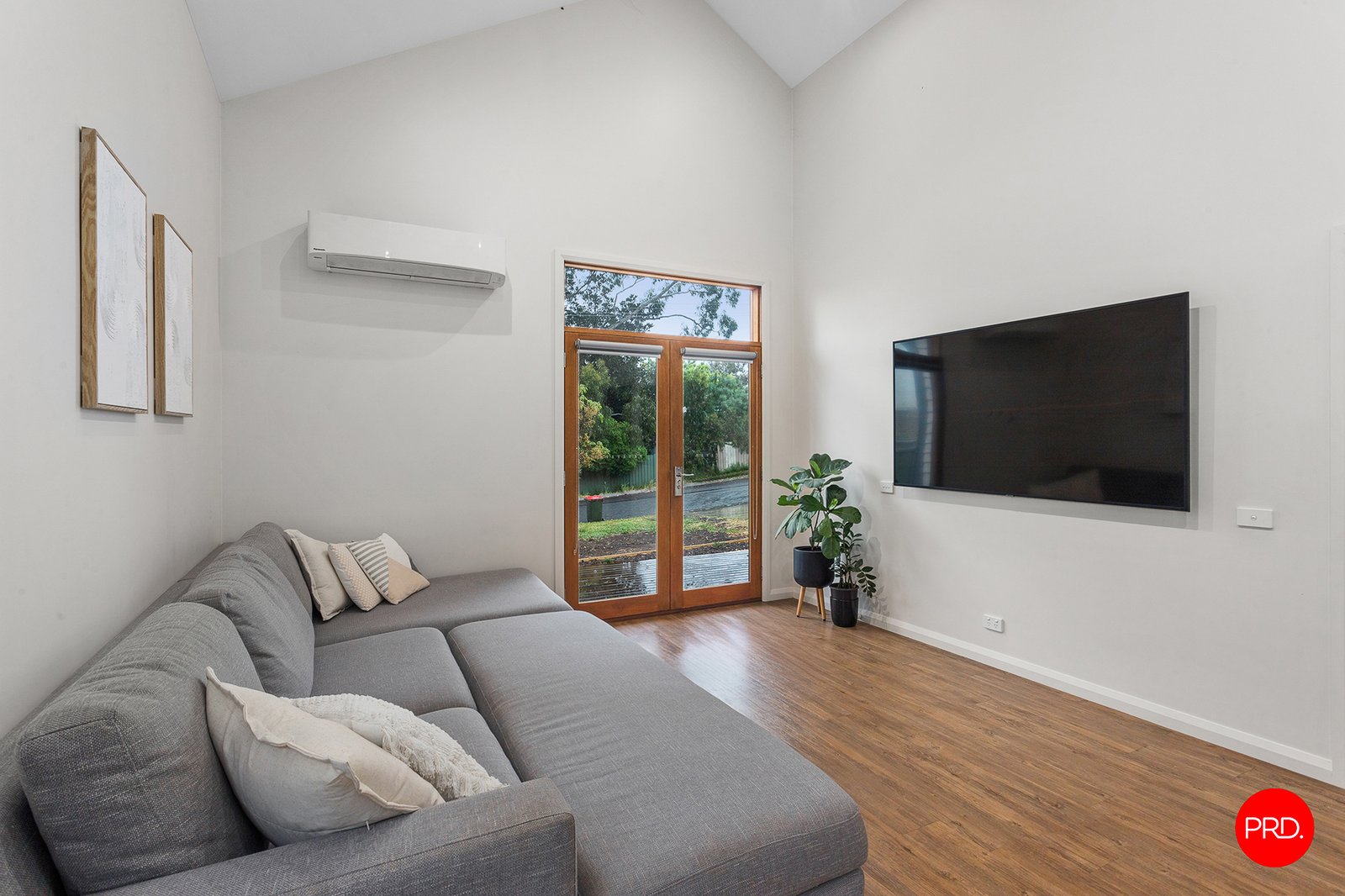 2/2 Thompson Street LONG GULLY 4