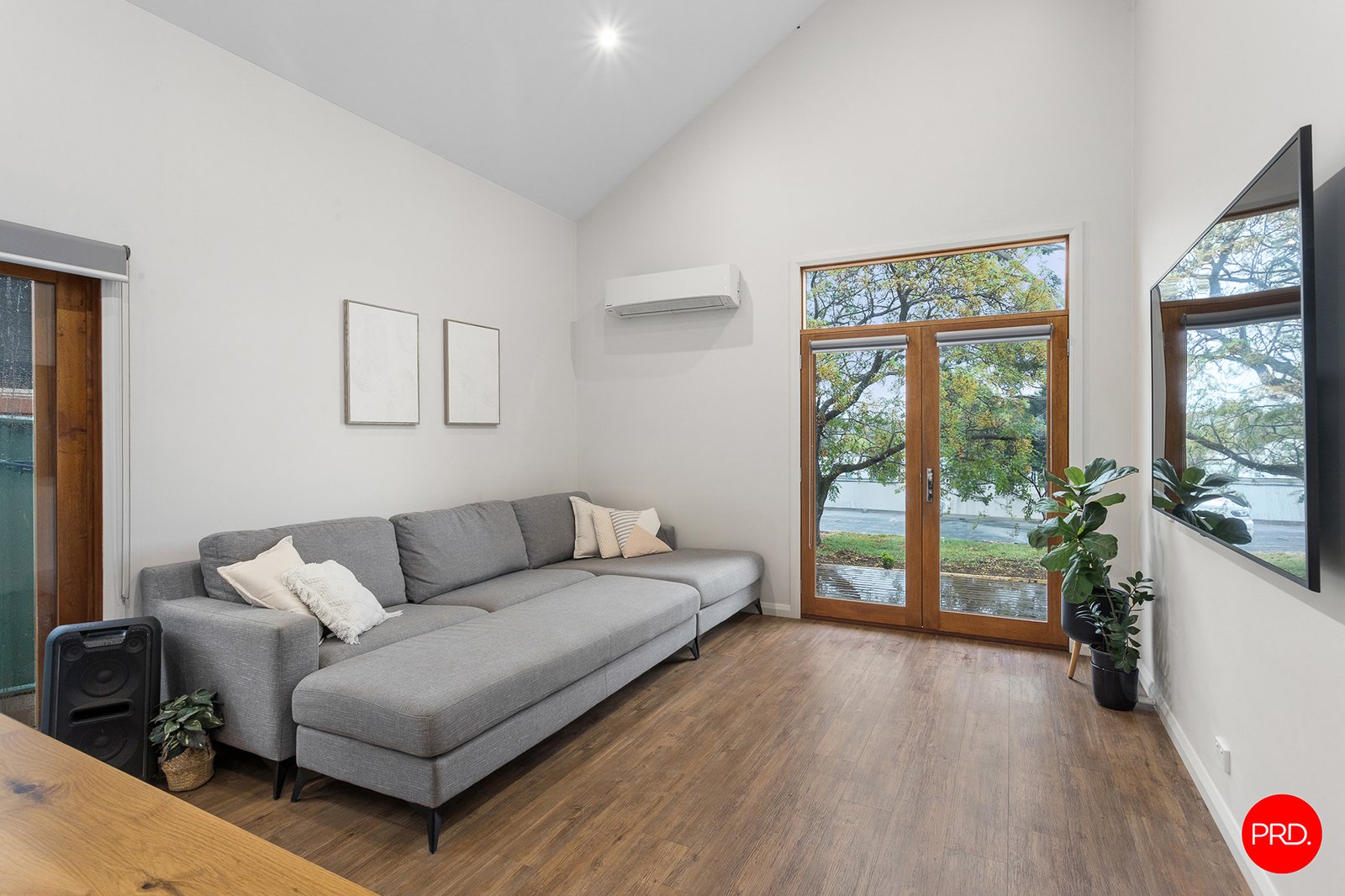 2/2 Thompson Street LONG GULLY 5