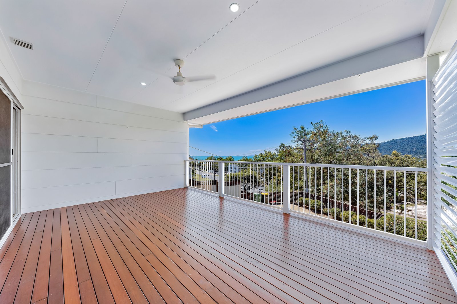22 Waterson Way AIRLIE BEACH 4