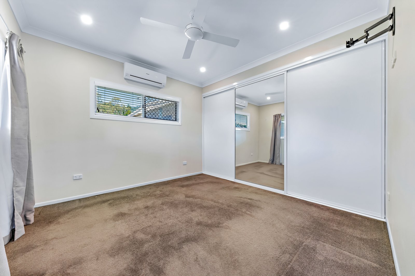 22 Waterson Way AIRLIE BEACH 16