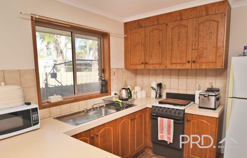 2/2 West Road BURONGA 3