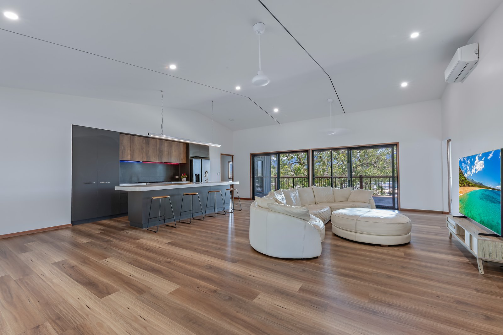 22 Whitehaven Cres  CANNONVALE 2