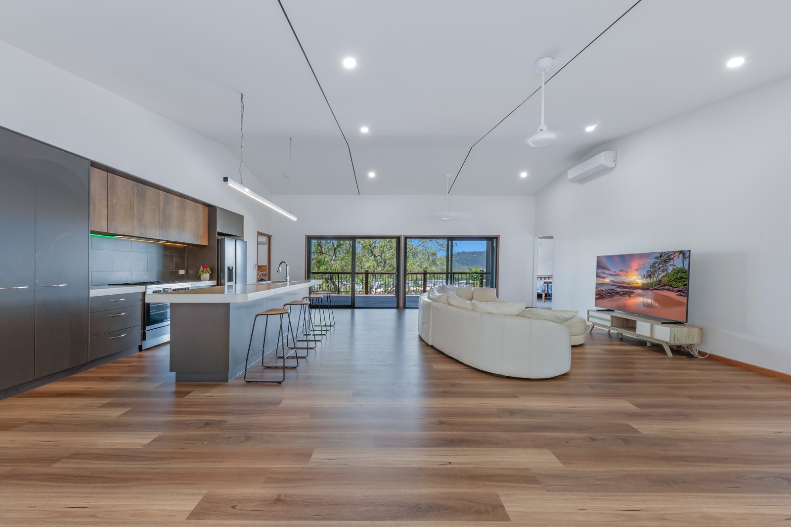 22 Whitehaven Cres  CANNONVALE 3