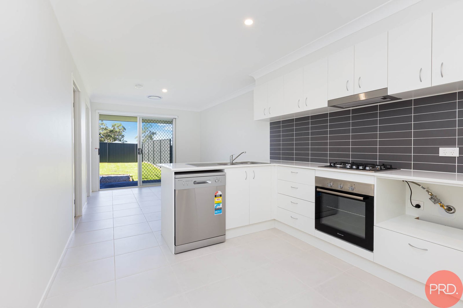 2/20 Chiswick Way THORNTON 3