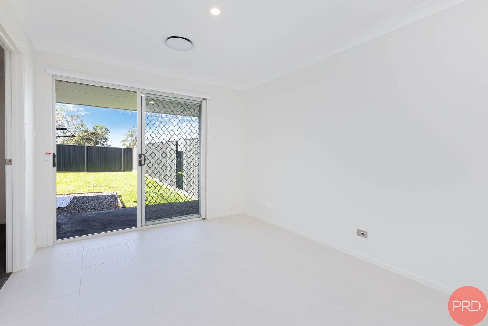 2/20 Chiswick Way THORNTON 8