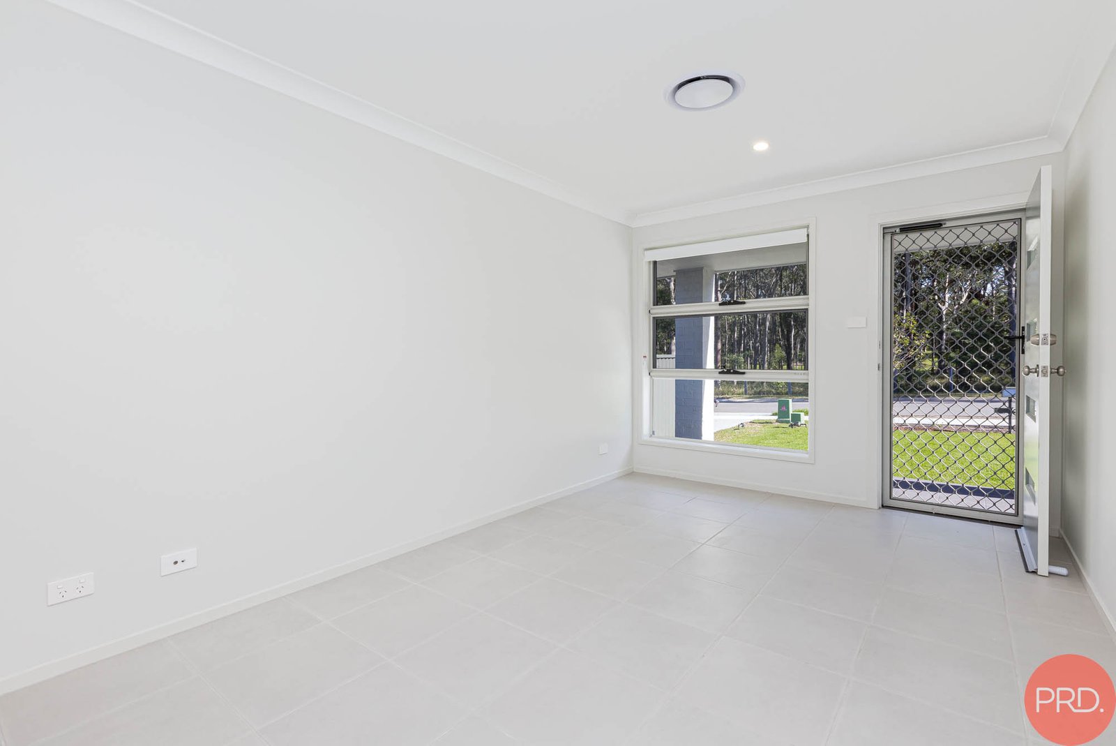 2/20 Chiswick Way THORNTON 9