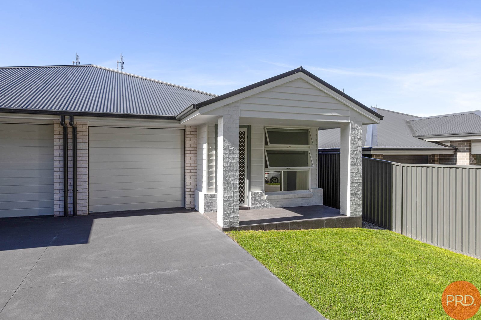 2/20 Chiswick Way THORNTON 31