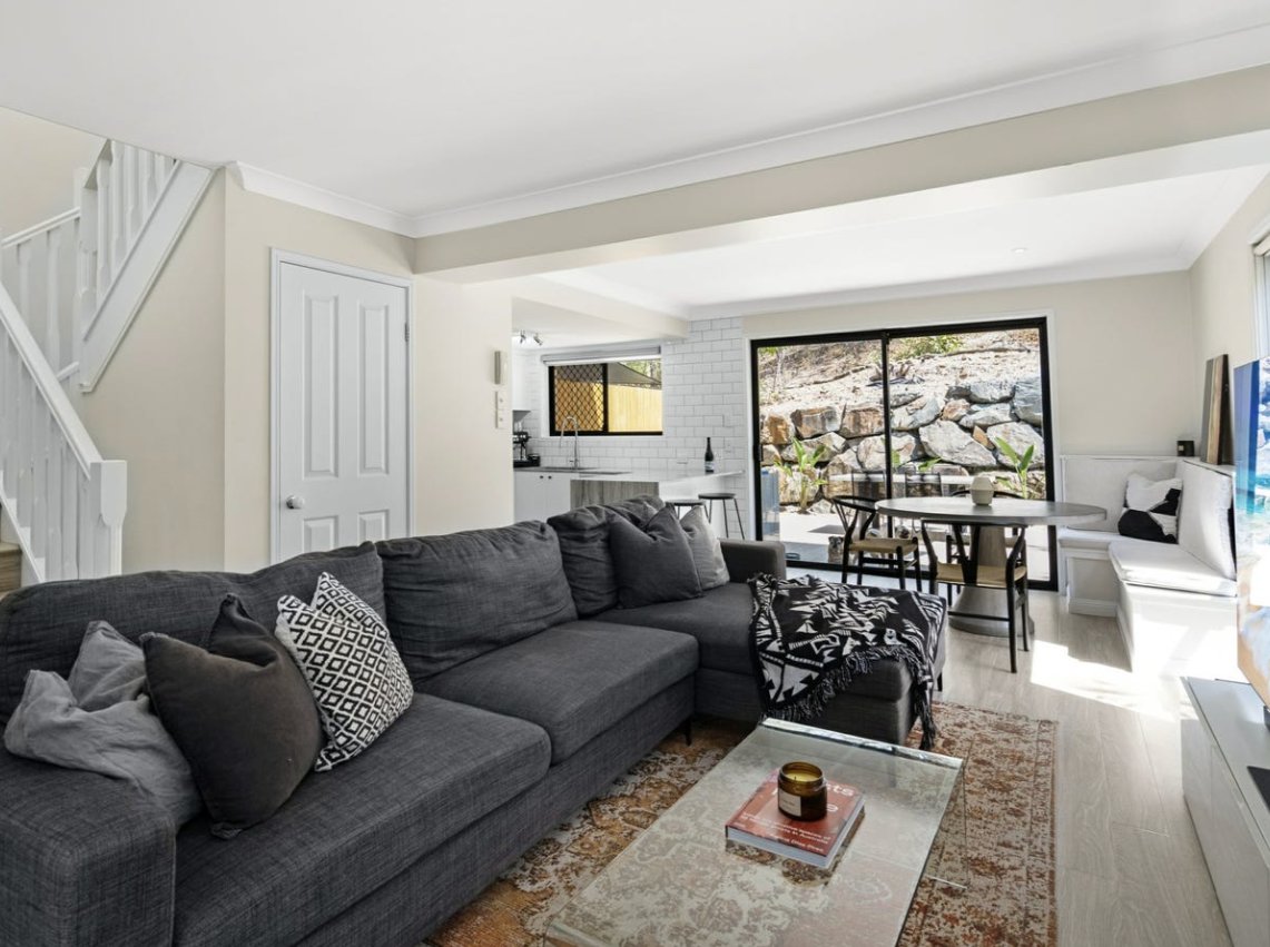 2/20 Paddington Drive CARRARA 6