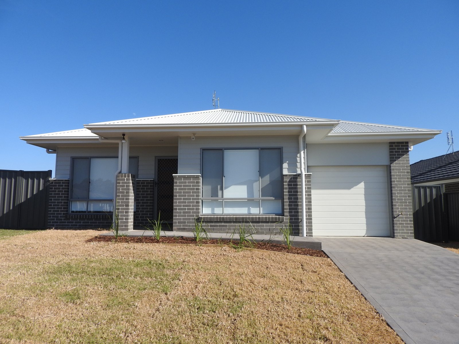 2/20 Sandridge St  Thornton 1