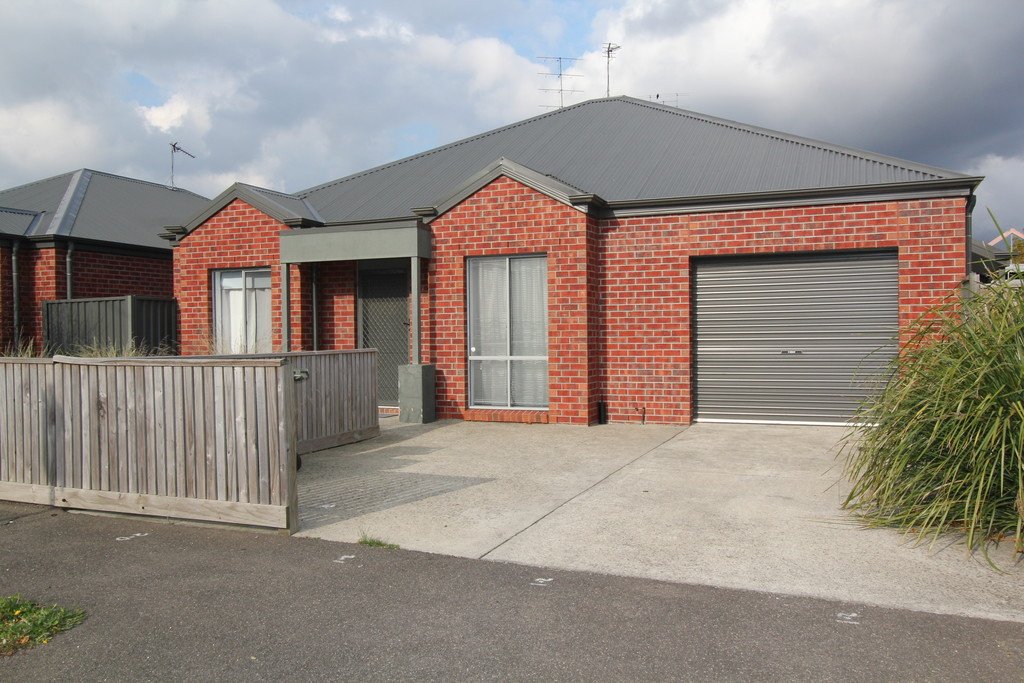 2/201 Humffray Street South BAKERY HILL 1