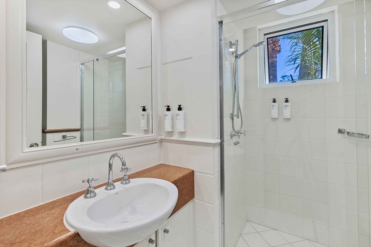 2201/220 The Esplanade Burleigh Heads 10