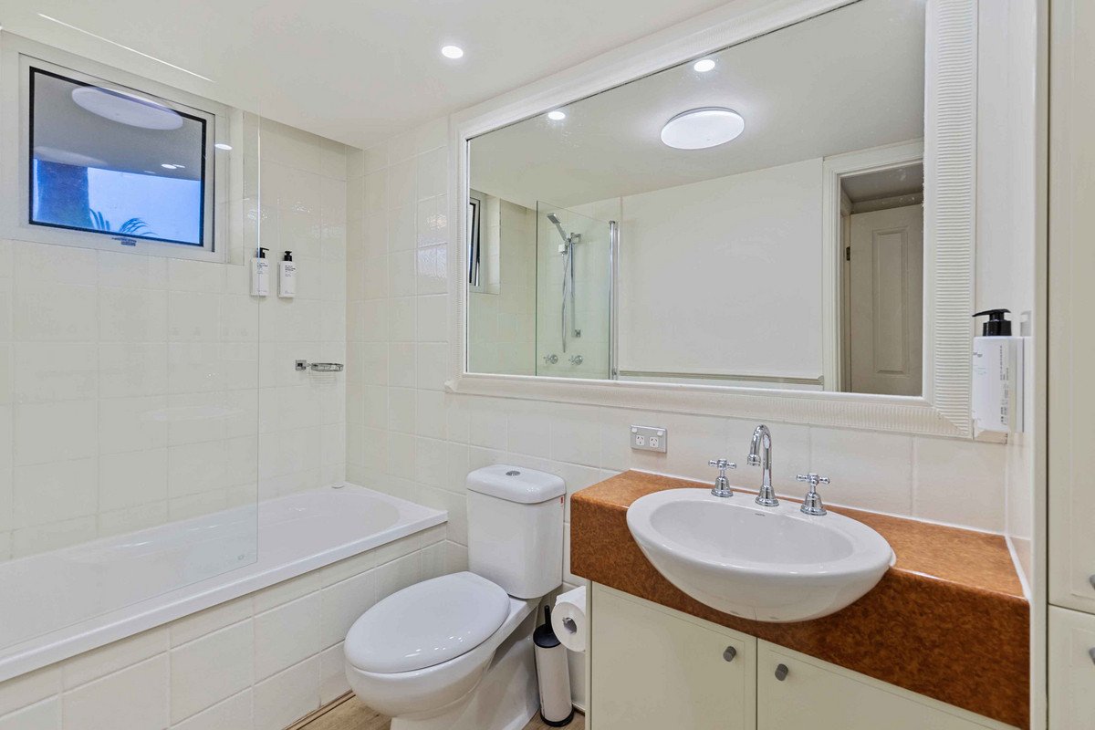 2201/220 The Esplanade Burleigh Heads 12