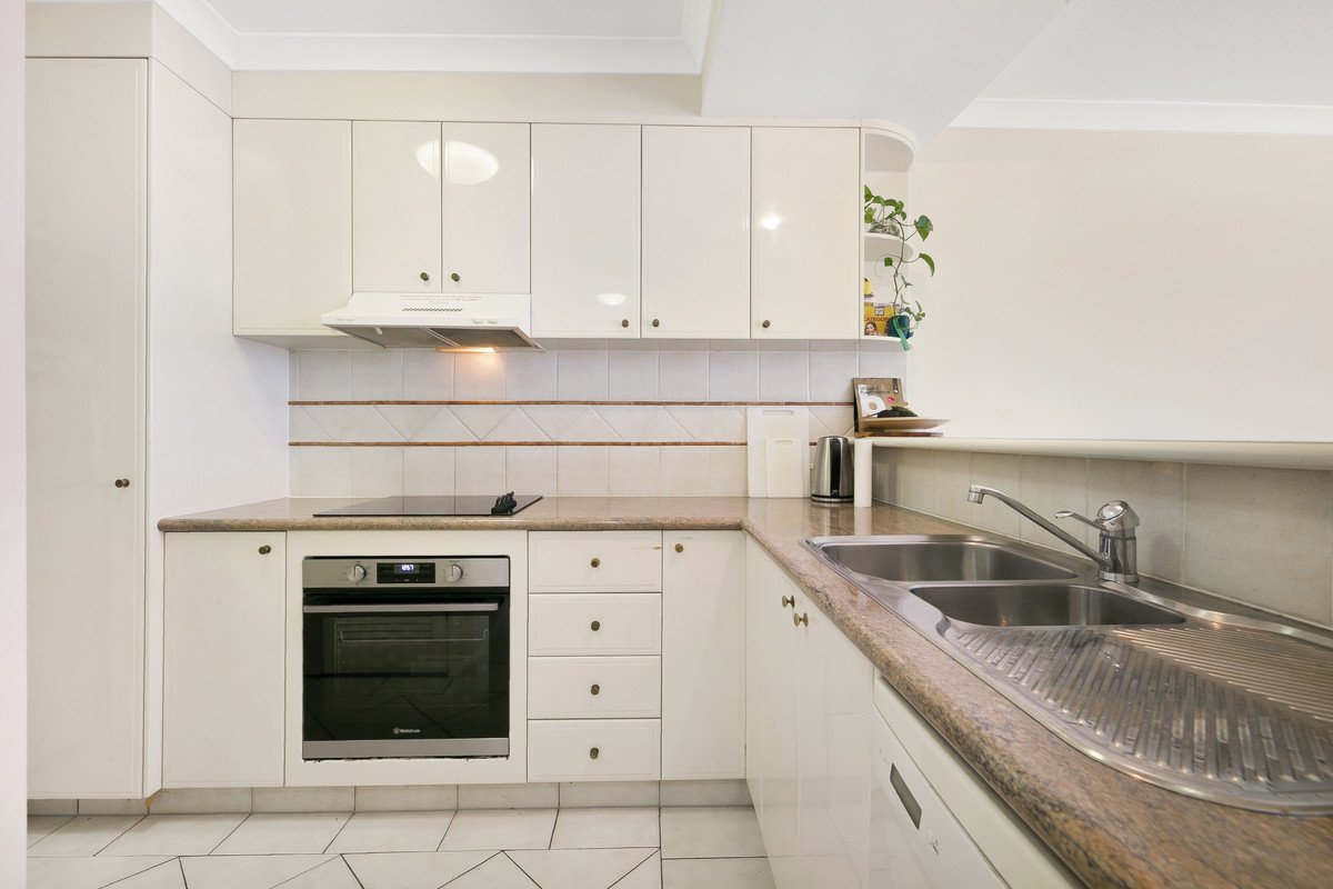 2203/220 The Esplanade Burleigh Heads 10