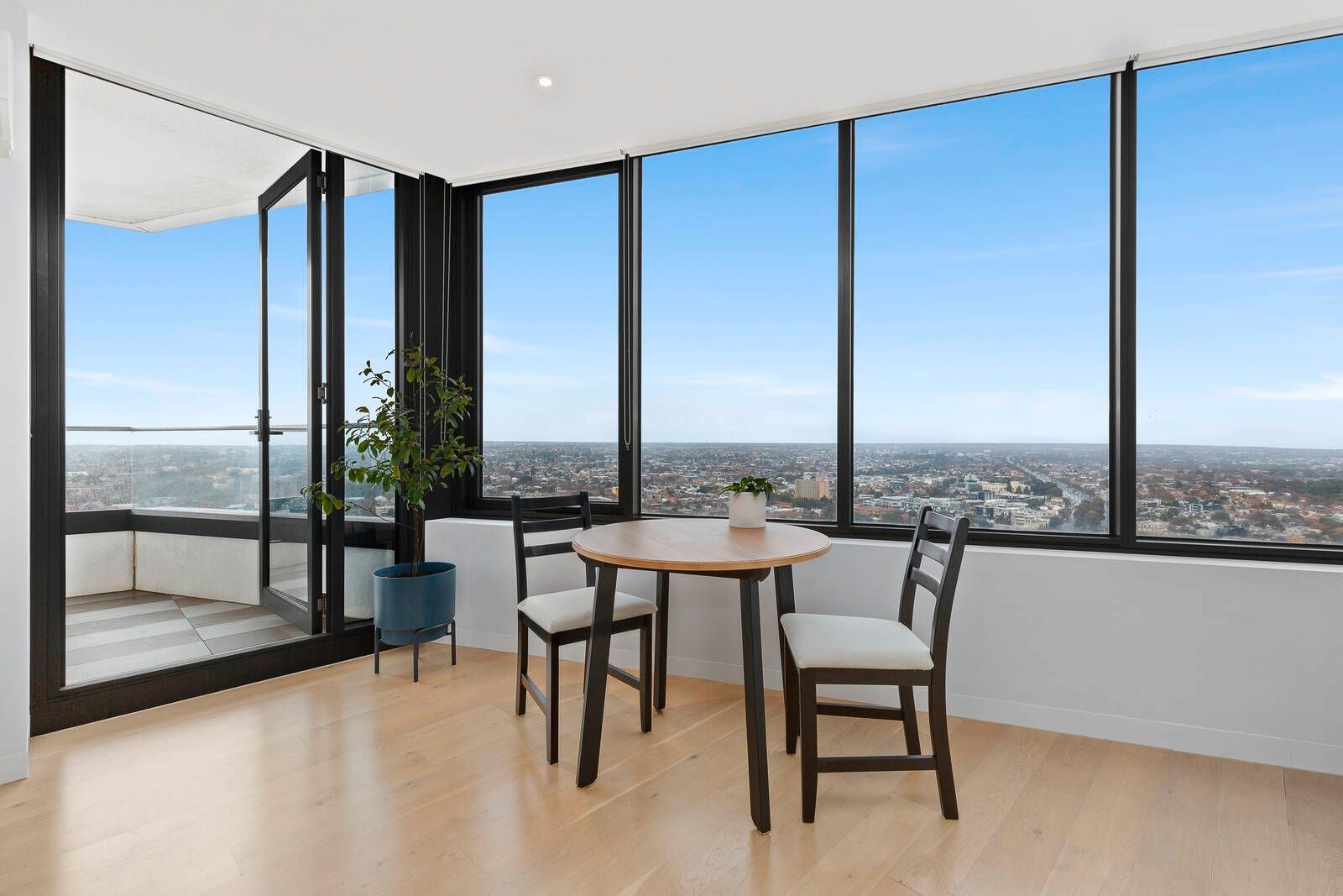 Gallery: 2206/3-5 St Kilda Road