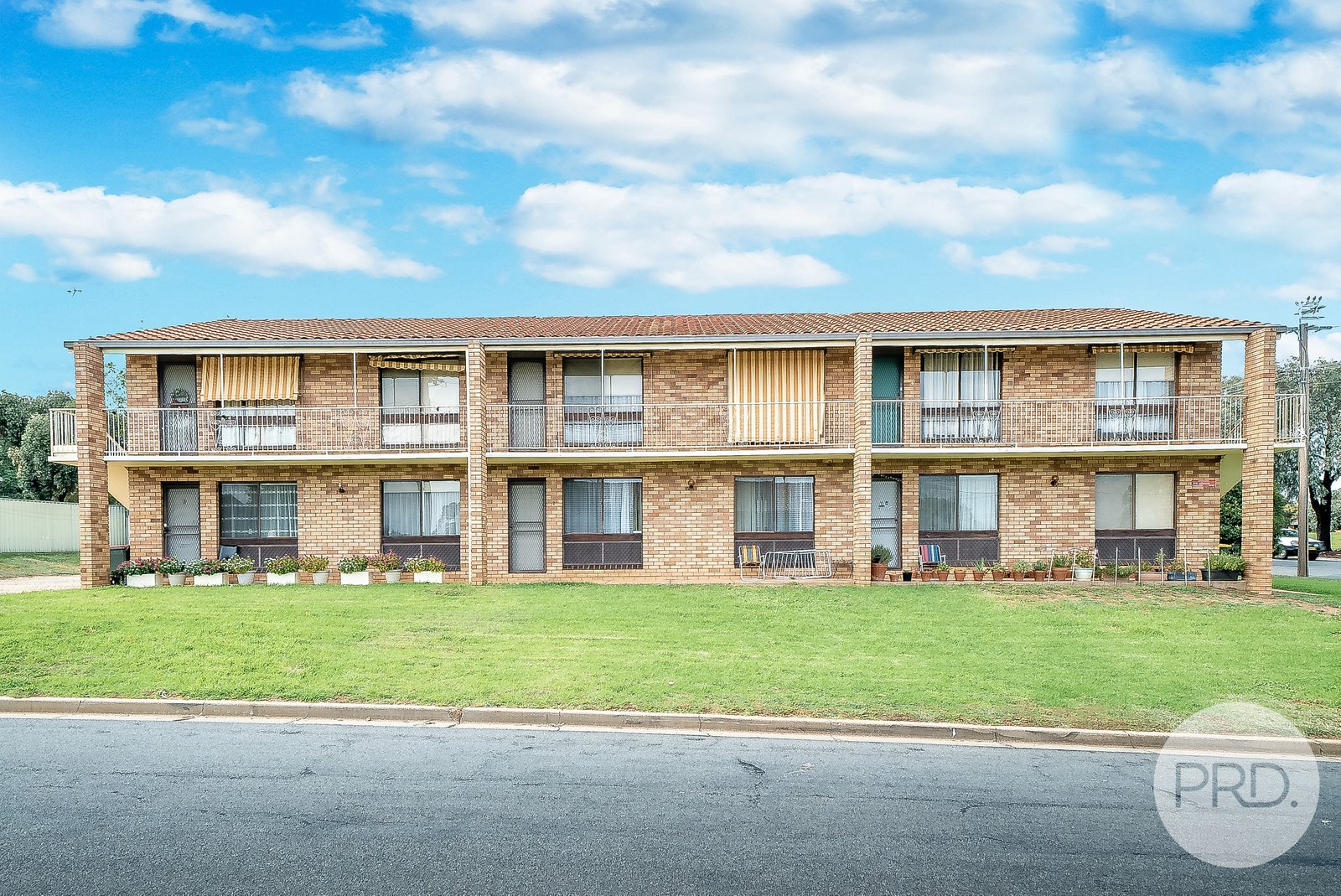 2/21 Nordlingen Drive TOLLAND 1