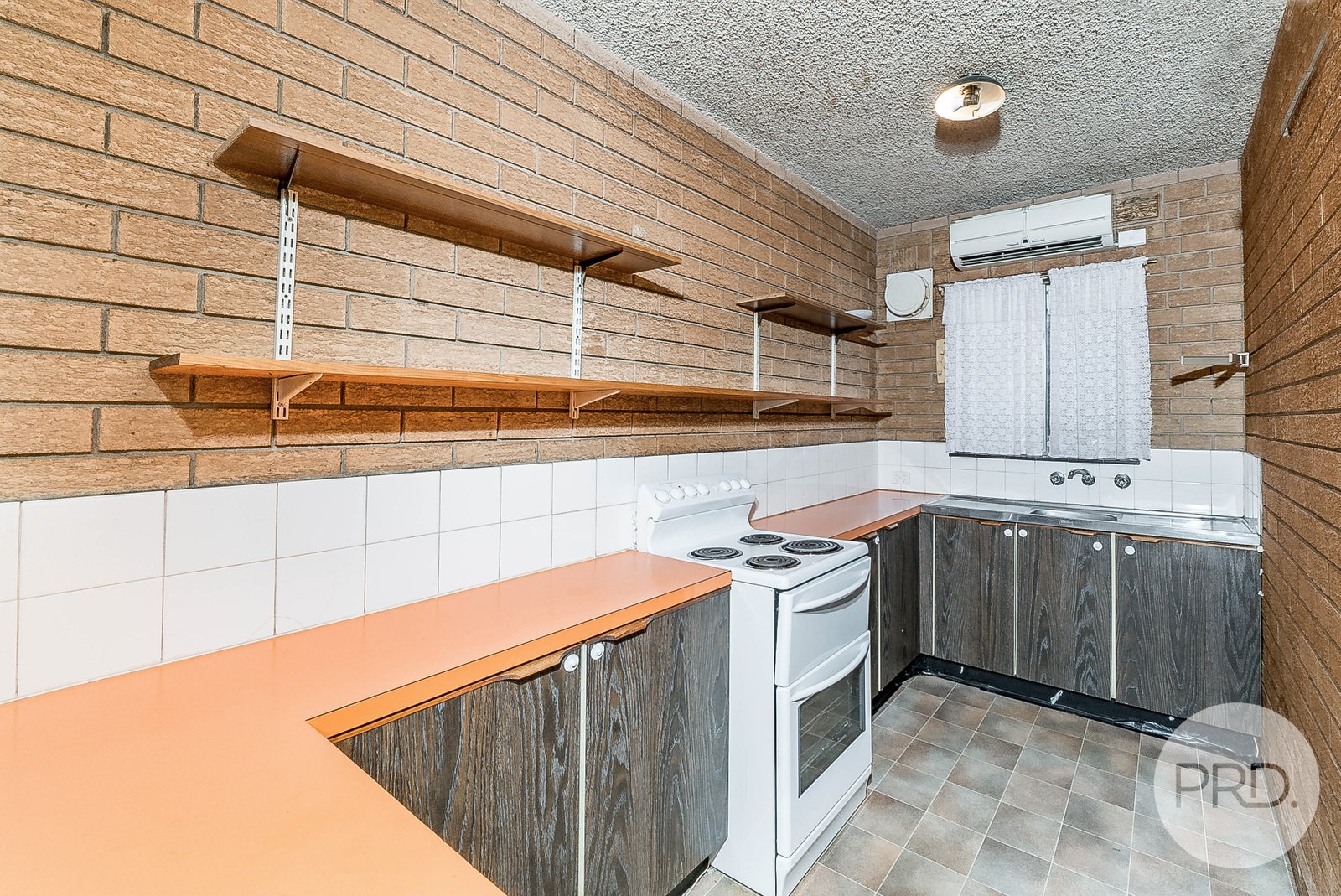 2/21 Nordlingen Drive TOLLAND 4