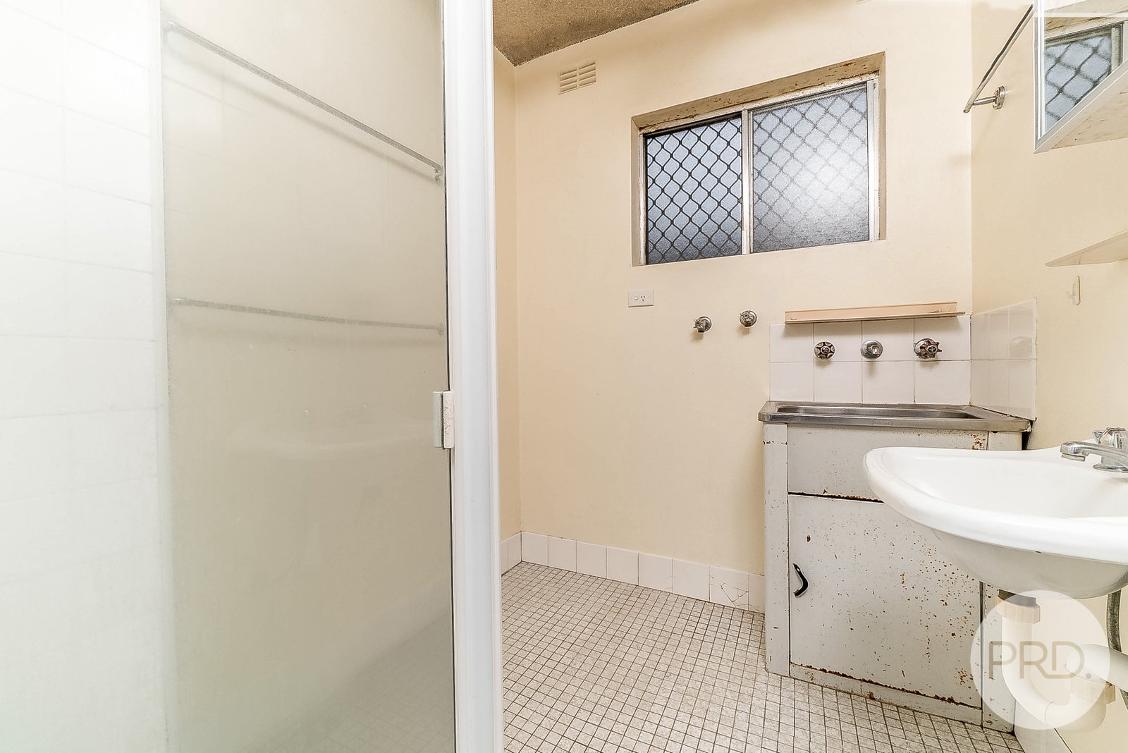 2/21 Nordlingen Drive TOLLAND 6