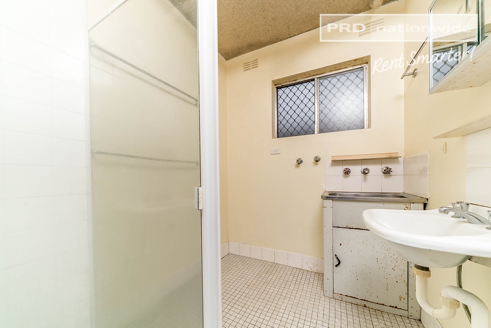 2/21 Nordlingen Drive TOLLAND 6