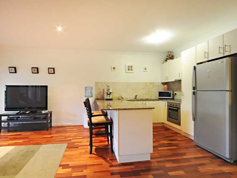 2/21 Shute Harbour Road CANNONVALE 1